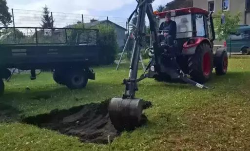 Zdjęcie do Trwają prace przy placu zabaw w Gudowie