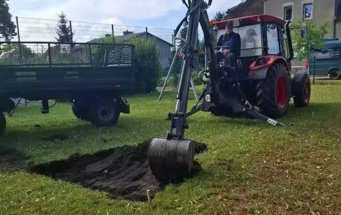 Zdjęcie do Trwają prace przy placu zabaw w Gudowie