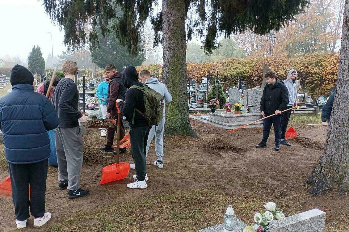 Zdjęcie do &bdquo;Szkoła pamięta&rdquo; &ndash; akcja sprzątania grob&oacute;w