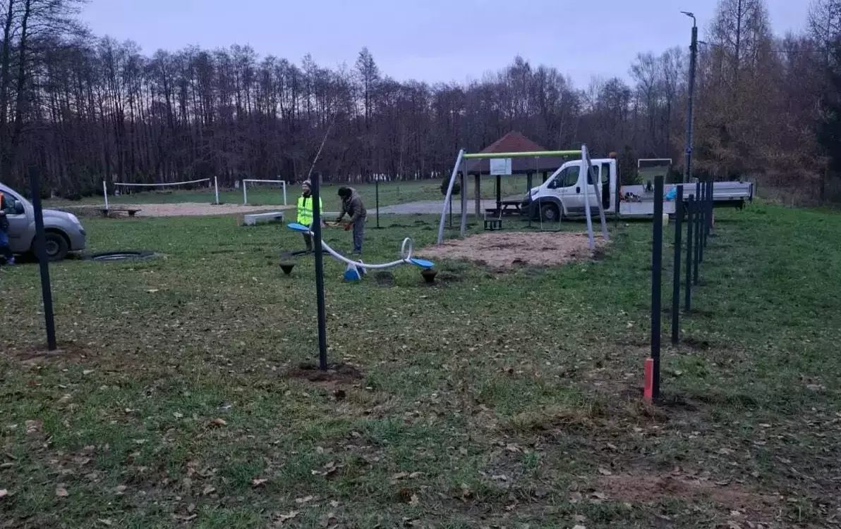 Zdjęcie do Trwają pracę przy nowym placu zabaw w Gajewku